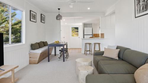 Yamba Maison | Cusacks Cottage - Coastal charm with artistic soul