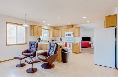 Gresham Maison | Custom-built home alongside greenspace with deck & massage chairs