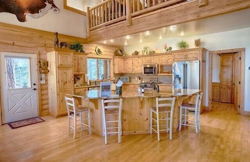 Pinetop Cabine | Custom Cabin BOOK NOW Don't Miss out!