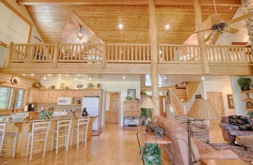 Pinetop Cabine | Custom Cabin BOOK NOW Don't Miss out!