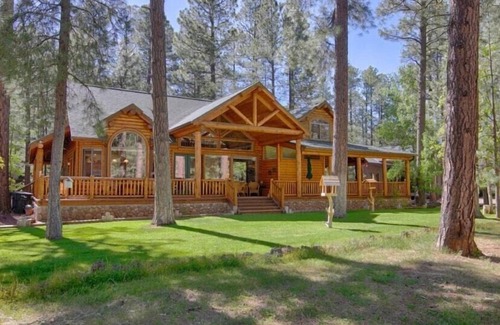 Pinetop Cabine | Custom Cabin BOOK NOW Don't Miss out!