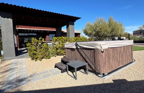 Desert View Village Maison | Custom Desert Modern 5 bedroom including Casita! Pickleball, Hot-Tub, Put-Put