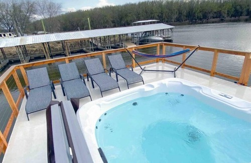 East Dubuque Cabine | Custom Floating Cabin on Mississippi River backwater with a HOT TUB!