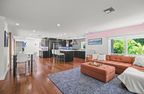 Harbour Inlet Maison | Custom remodeled home with tropical setting in exclusive Harbor Inlet community