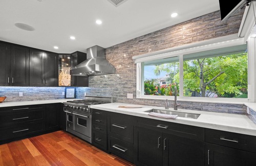 Harbour Inlet Maison | Custom remodeled home with tropical setting in exclusive Harbor Inlet community