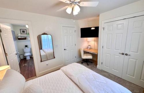 Ocean Springs Maison | Cute and Cozy Comfy Birds Junior Cottage - 1 mile to Dwntn Ocean Springs, near Beach with Golf Cart