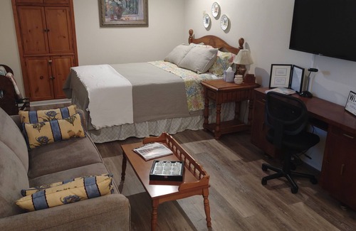 Brenham Maison | Cute barn style 2-story BnB, between Brenham and Round Top! Great farm views!