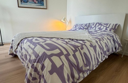 Burwood East Lit Et Petit-Déjeuner | Cute bedroom in a shared apartment with private bathroom in Burwood Brickworks.