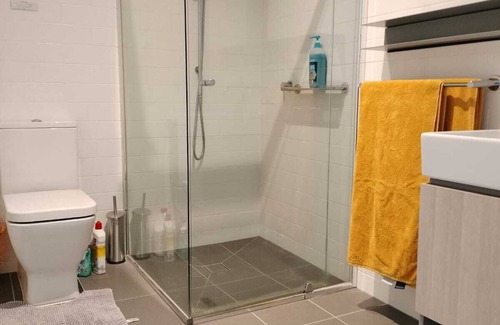 Burwood East Lit Et Petit-Déjeuner | Cute bedroom in a shared apartment with private bathroom in Burwood Brickworks.