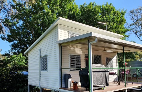 Burpengary Cabine | Botanique B & B avec piscine, sauna, bain à remous et spa de jour