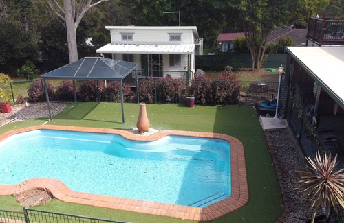 Burpengary Cabine | Botanique B & B avec piscine, sauna, bain à remous et spa de jour