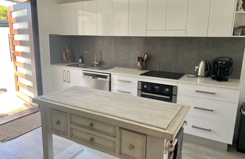 Palm Beach Maison | Cute Canal Front Duplex, 300m to the Beach, Pet Friendly