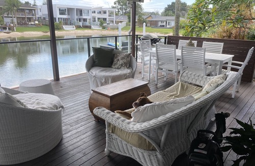 Palm Beach Maison | Cute Canal Front Duplex, 300m to the Beach, Pet Friendly