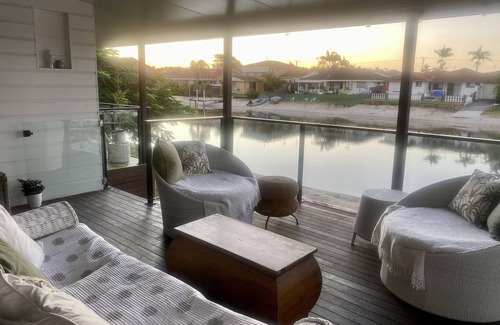 Palm Beach Maison | Cute Canal Front Duplex, 300m to the Beach, Pet Friendly