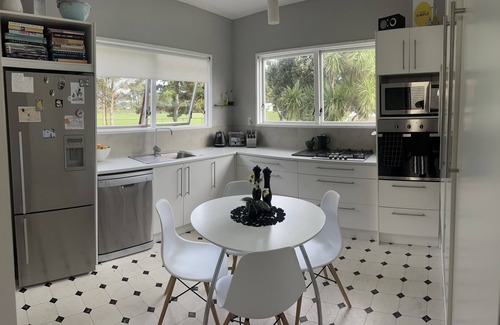 Wellington Maison | Cute, character bungalow only 10 Mins from CBD with outdoor bath