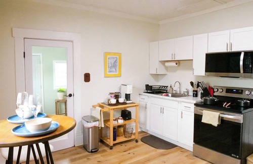 Merion Village Maison | Cute Columbus Bungalow + Modern Amenities. 7 min from downtown!