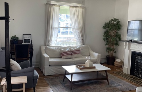 Merion Village Maison | Cute, Cozy, and Convenient, with a fenced back yard and front porch!