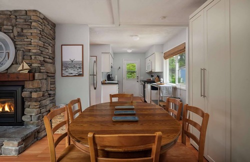 Gleneden Beach Maison | Récemment rénové Plan d'étage ouvert Cottage 2-3 Min à pied de la plage avec Jacuzzi Foyer dans un cadre boisé