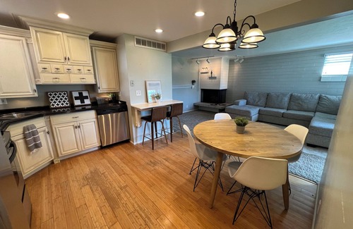 Sandy Maison | Cute, Cozy Home Minutes from Skiing & Hiking