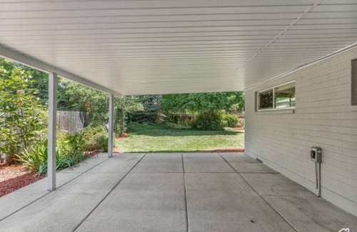 Sandy Maison | Cute, Cozy Home Minutes from Skiing & Hiking