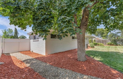Sandy Maison | Cute, Cozy Home Minutes from Skiing & Hiking
