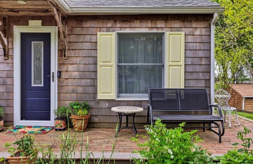 Springs Maison | Cute East Hampton Cottage with Patio - Walk to Beach
