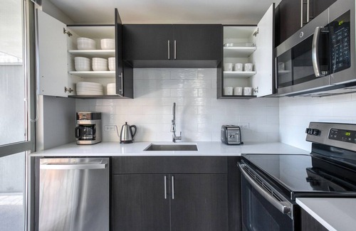 Rush and Division Appartement | Cute Gold Coast 2BR w/ Outdoor Terrace, nr Beach & L, by Blueground