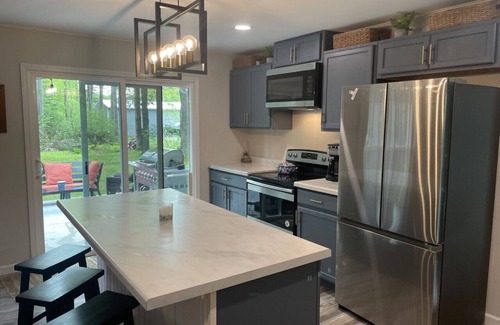 Waupaca Maison | Cute home across the street from full rec-Chain O Lakes Waupaca