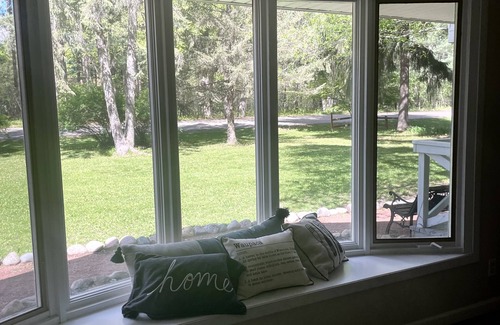Waupaca Maison | Cute home across the street from full rec-Chain O Lakes Waupaca