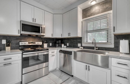 Brenham Maison | Cute & KOZE cottage, walking distance to downtown Brenham!