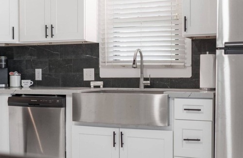 Brenham Maison | Cute & KOZE cottage, walking distance to downtown Brenham!