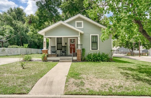 Brenham Maison | Cute & KOZE cottage, walking distance to downtown Brenham!