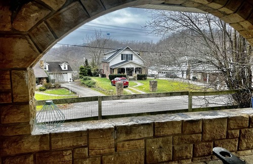 Huntington Maison | Cute little stone house on the hill
