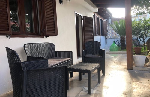 Municipio 5 Maison | Cute little Villa with private garden just few steps away by the sea.