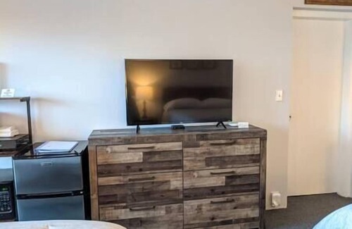 Weirs Beach Appartement | Cute Lower Level Cedar Lodge Room with Balcony & Lake Views!