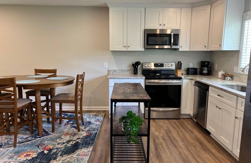 Valdosta Maison | Cute McRee Manor with large screened porch
