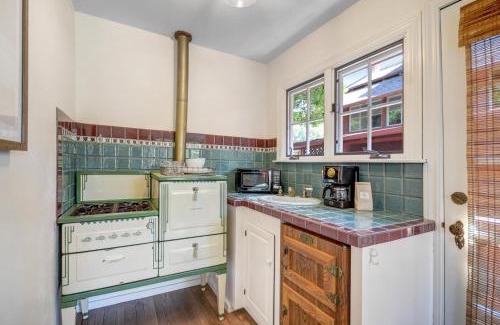 Sonoma Maison | Cute One Room Cottage In Sonoma- Includes Wine Tasting Passport