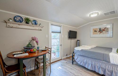 Peter Howell Maison | Cute Peaceful Tiny House Getaway w Backyard - Low Summer Rates!