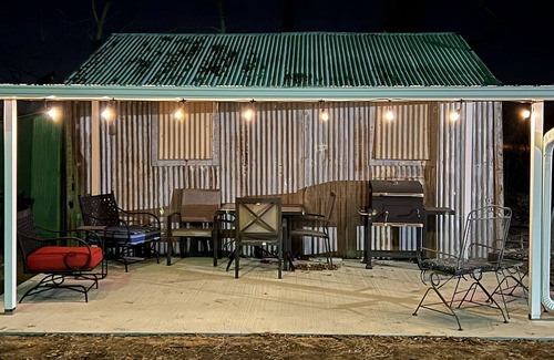 Ponca City Maison | CUTE, QUIET, & COZY Farmhouse - Minutes away from everything in Ponca City!