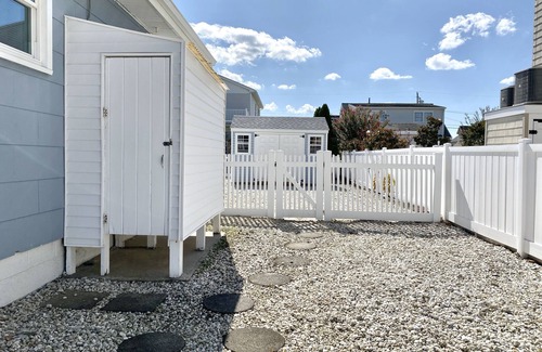 Avalon Cottage | Chalet de bord de mer mignon à distance de marche de la plage et des boutiques, porche filtré