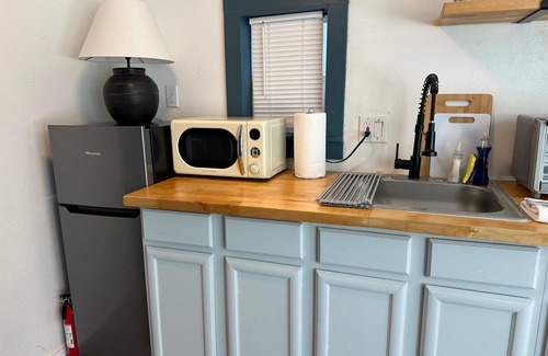Central Oklahoma City Appartement | Cute Tiny House With Fenced Yard Near Plaza Dist