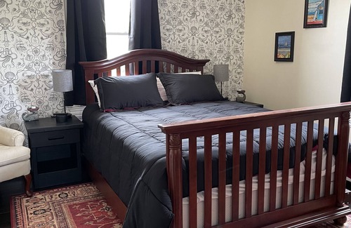 West Creek Lit Et Petit-Déjeuner | Cutlass Private Room close to LBI Long Beach Island West Creek Tuckerton Wedding
