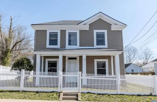 Charlottesville Maison | Cville Cottage Large groups, Cozy home, Min to UVA