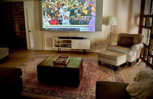 Valley View Maison | CVNP & Chill I Movie Projector I Awesome Backyard
