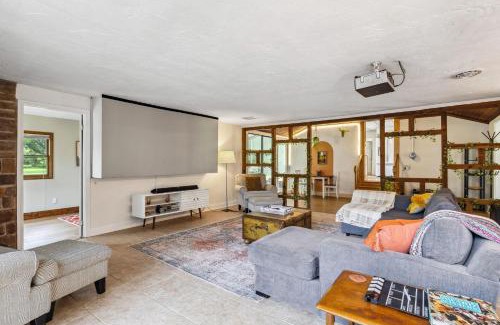 Valley View Maison | CVNP & Chill I Movie Projector I Awesome Backyard