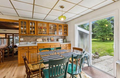 Valley View Maison | CVNP & Chill I Movie Projector I Awesome Backyard