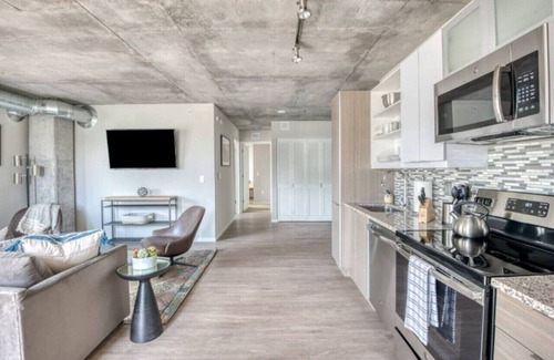 Downtown Minneapolis Appartement | CW / 2BR / Sky Lounge / Rooftop Pool / Gym /A