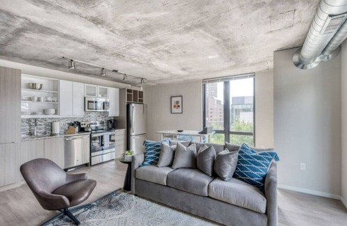 Downtown Minneapolis Appartement | CW / 2BR / Sky Lounge / Rooftop Pool / Gym /A
