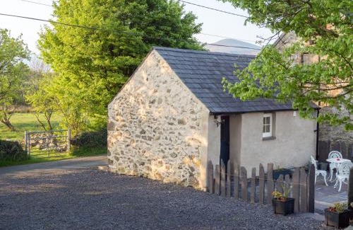 Penisarwaun Maison | Cwt Mochyn