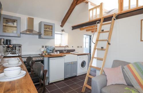 Penisarwaun Maison | Cwt Mochyn